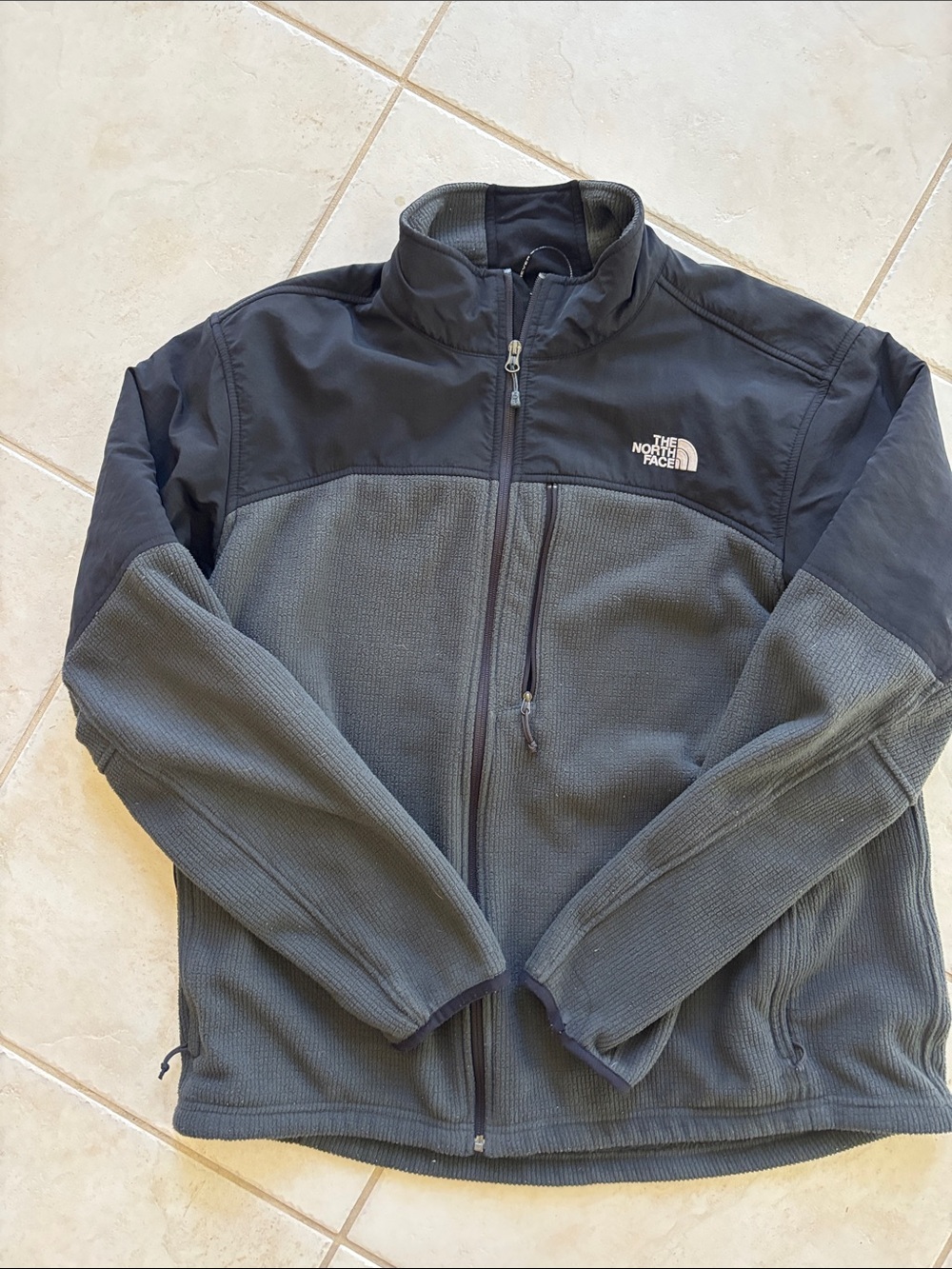 The North Face Men's Two-Tone Gray Lightweight Fleece Jacket